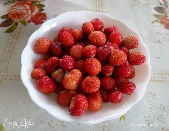 Клубнику промываем и очищаем от чашелистиков.