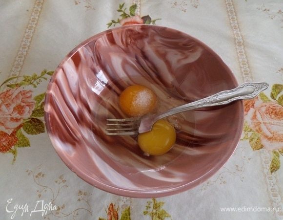 В чашку разбиваем 2 яйца. Добавляем 1 щепотку соли. Взбиваем.