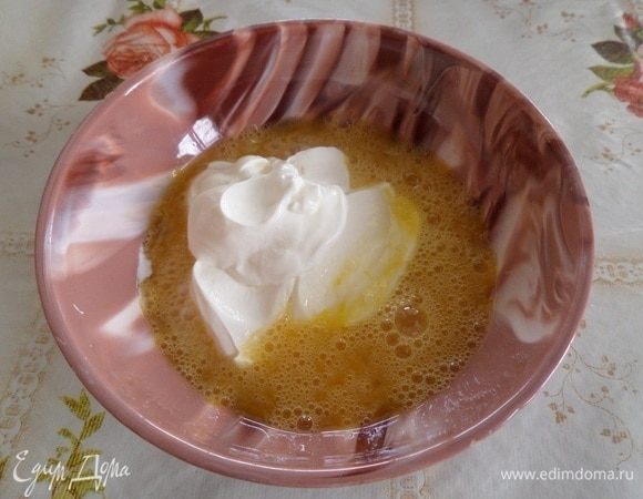 В чашку ко взбитым яйцам добавляем сметану.