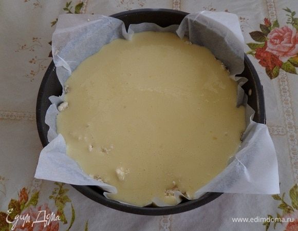 Поверх теста распределяем приготовленную сметанную массу.