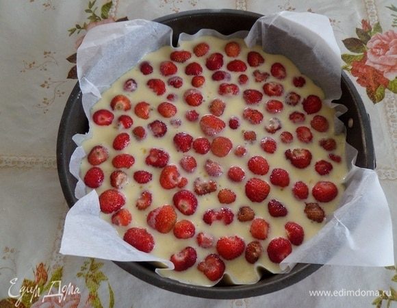 Поверх сметанной массы выкладываем клубнику.