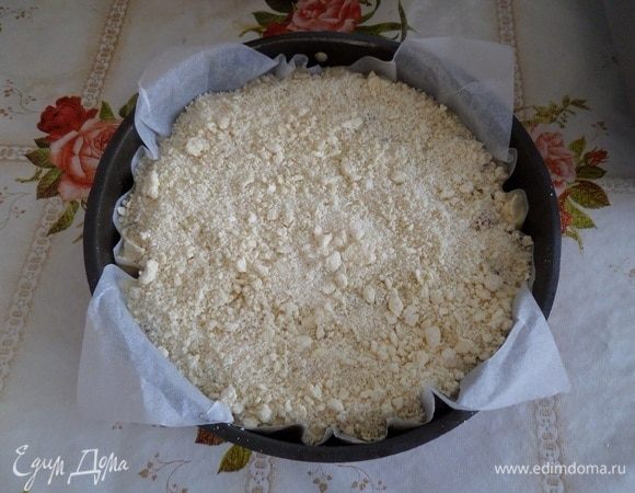 Затем выкладываем оставшуюся половину теста-крошки.