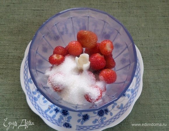 1/3 часть клубники и сахар выкладываем в чашу блендера.