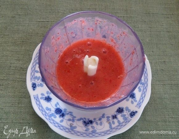 Взбиваем до состояния пюре. Выкладываем в отдельную чашечку и подогреваем в микроволновой печи 30 секунд при максимальной мощности. Это делаем для того, чтобы сахар быстрее растворился. Вместо сахара можно использовать сахарную пудру, тогда эти манипуляции не понадобятся.