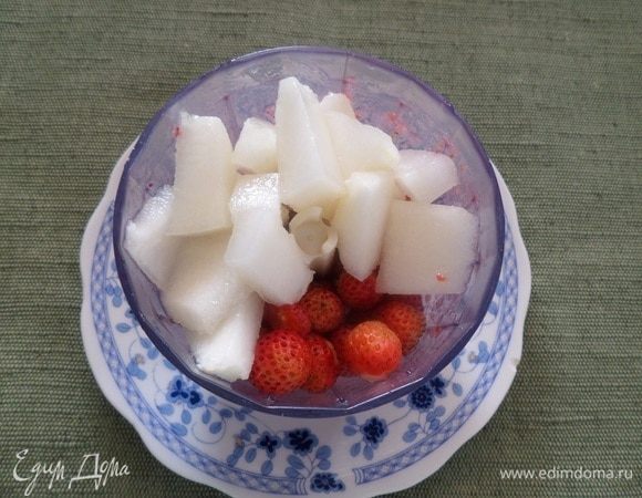 В чашу блендера выкладываем кубики дыни и оставшуюся часть клубники. 