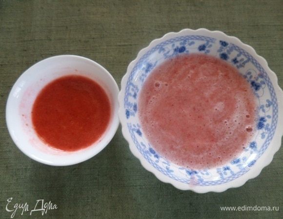 Вот что получается — клубника с сахаром и клубнично-дынное пюре.