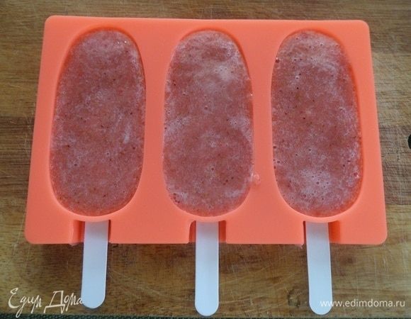 Выкладываем приготовленную массу в формы для мороженого. Помещаем формы в морозильную камеру на 4 часа.