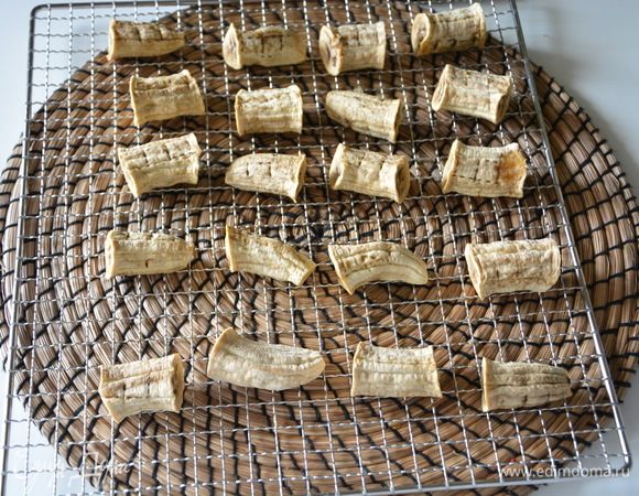 Сушить бананы при 60°С 10-12 часов. Сушеные бананы по консистенции похожи на маршмеллоу.