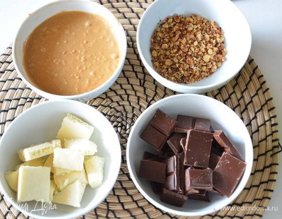 Подготовим ингредиенты для десерта: шоколад белый, темный, арахисовая паста (у меня типа Crunchy с орехами), лесные орехи.