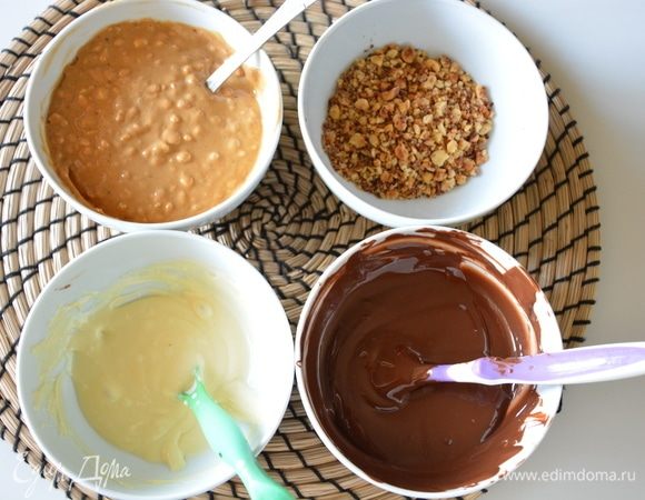 Шоколад растопить на водяной бане, орехи пожарить и измельчить, арахисовую пасту слегка подогреть в микроволновке, чтобы она была текучая.
