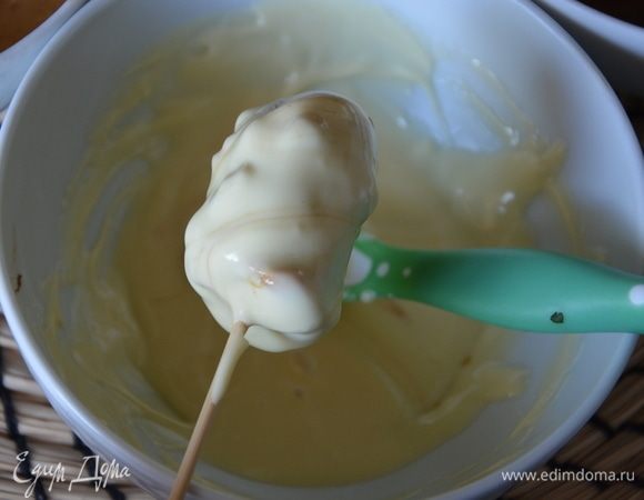 Затем в белый шоколад.