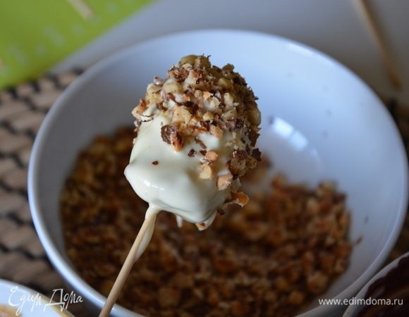 Обмакнуть в орехи и сразу убрать в морозильную камеру. Поскольку в банане практические не осталось жидкости, то после разморозки он остается таким же упругим, не размякает. То же самое проделать для темного шоколада.