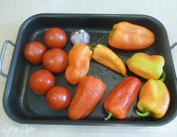 Разогреть духовку до 180°С. Помидоры, чеснок и перцы выложить на большой противень, наколоть вилкой и сбрызнуть маслом. Накрыть фольгой и поставить в духовку на 40 минут.