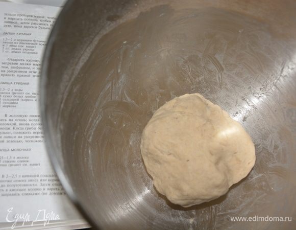 Замесить крутое тесто, дать ему полежать, завернуть в салфетку на 10 минут. 