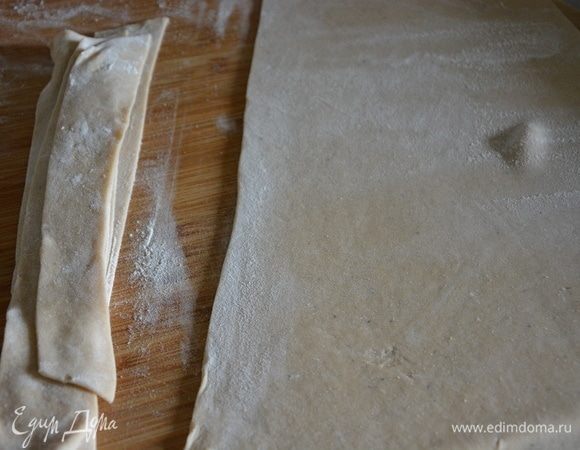 Нарезать полосками, сложить друг на друга, присыпая мукой, и нарезать лапшу.