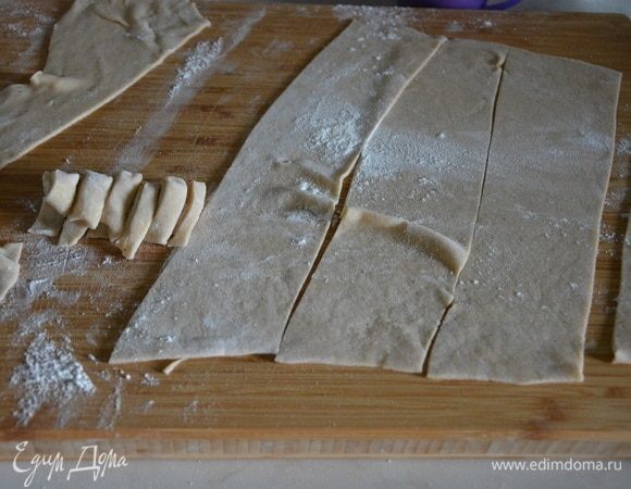 Также можно свернуть в трубочку и нарезать поперек трубки полосками.