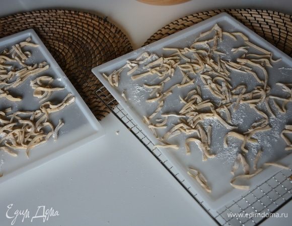 Раскидать лапшу по поддонам или сетчатым листам.