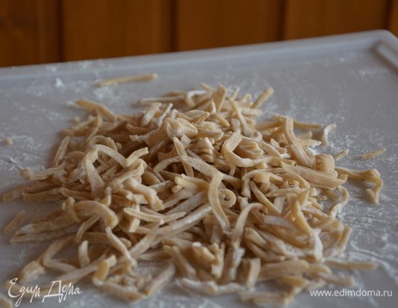 Сушить можно на балконе на солнце часик, на столе пару часов или в сушилке при 40°С 40 минут. Моя лапшичка получилась толще, потому что дети ждали обеда и приходилось все делать быстро :)