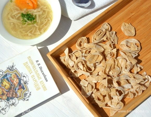 Отварить лапшу в бульоне, подавать с зеленью укропа и отварной морковью. Хорошего обеда!