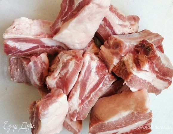 Нарежьте ребра.