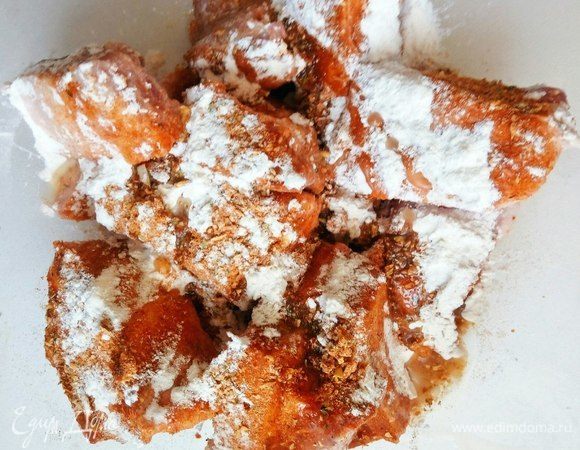 Добавьте специи, 1 ст. л. муки и 2 ст. л. растительного масла. Тщательно перемешайте.