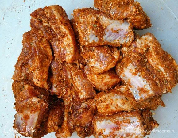 Натрите ребрышки полученной смесью (можно оставить мясо для маринования на 30 мин.).