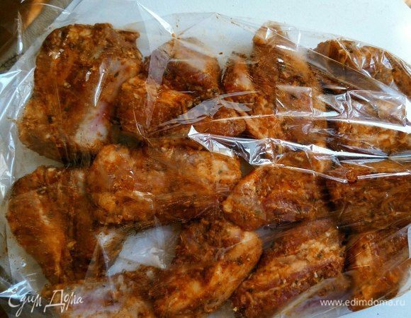 Аккуратно сложите ребрышки в пакет для запекания.
Плотно зафиксируйте зажим.
Предварительно нагрейте духовку до 180°С. Выложите пакет на противень. Проколите 3 отверстия в верхней части пакета. Запекайте ребрышки на среднем уровне духовки 40-50 мин.
Если вы хотите получить румяную корочку, разрежьте пакет за 10-15 мин. до конца приготовления блюда.