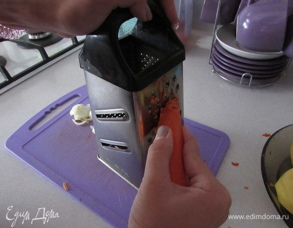 Почистить овощи, морковь натереть на крупной терке, лук порезать полукольцами.