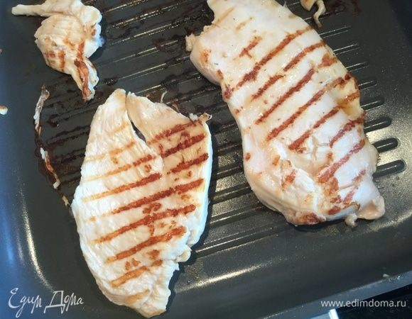 Куриную грудку разрежьте вдоль на две части, слегка отбейте, посолите и поперчите. Обжарьте на разогретой сковороде гриль по 2-3 минуты с каждой стороны, накройте фольгой (или крышкой) и оставьте на 10 минут.