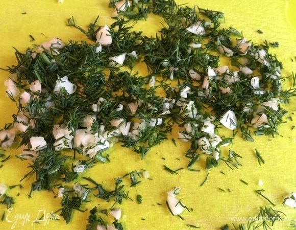 Мелко нарежьте чеснок и укроп.
