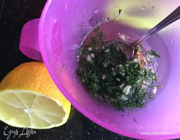 Приготовьте заправку: смешайте чеснок, укроп, оливковое масло, сок лимона и зернистую горчицу.