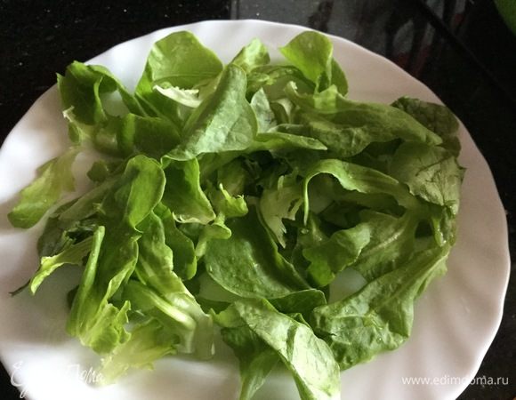Листья салата помойте, обсушите бумажным полотенцем, порвите руками и выложите на тарелку.