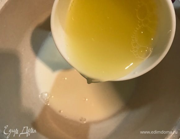 Добавить к молоку пастеризованные белки и творог (у меня был мягкий).