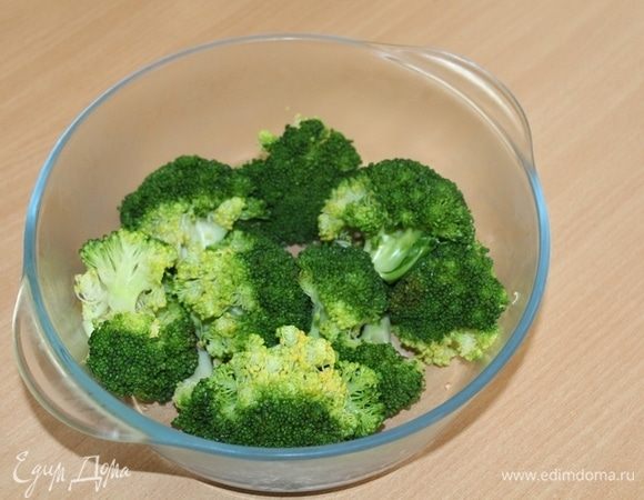 Отварить брокколи в подсоленной воде 4 минуты.