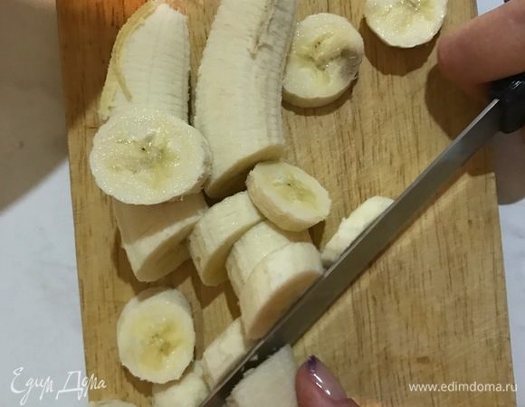 Банан порезать и размять вилкой, добавить в общую массу.