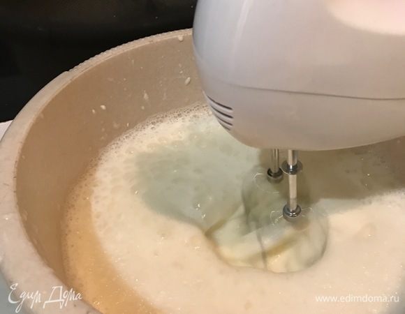 Взбивать до пышной пены. Пить сразу же. Девочки, поделитесь, получилось ли у вас? А у меня вкусно как!