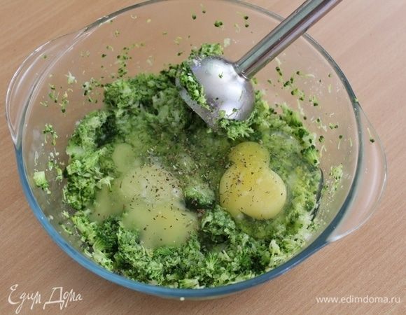 Измельчить капусту погружным блендером. Добавить яйца. Перемешать.