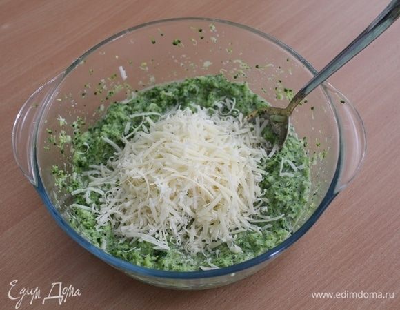 Добавить натертый пармезан, посолить, поперчить по вкусу.