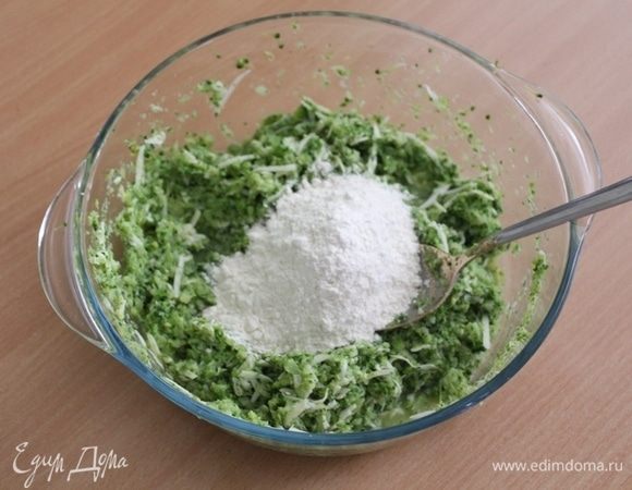 Добавить муку, перемешать.