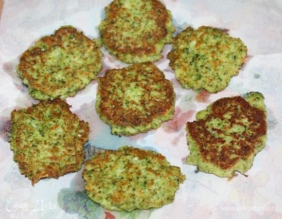 Выложить оладьи на салфетку, чтобы впитался лишний жир.