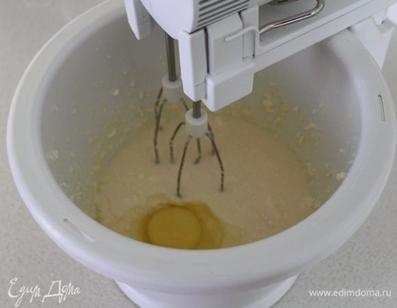 Взбить масло с сахаром и ванильным сахаром, затем вбить по одному яйца.