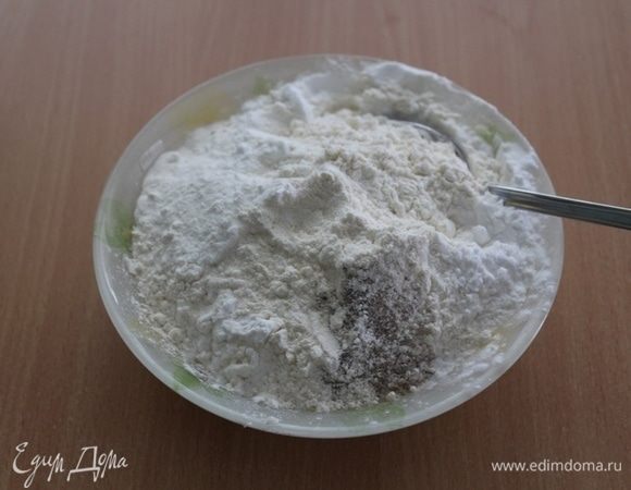 В отдельной чашке соединить смесь сыпучих компонентов.