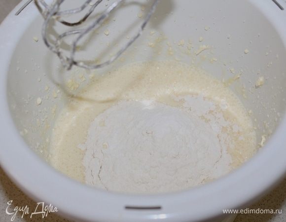 Всыпать муку в масляную смесь, быстро перемешать.