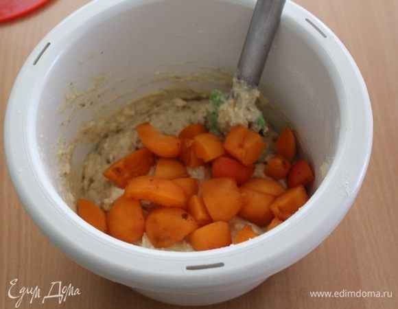 Добавить часть абрикосов, порезанных кусочками.