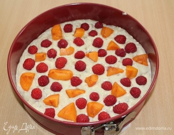 Остальные абрикосы и малину выложить на тесто, слегка утопив.