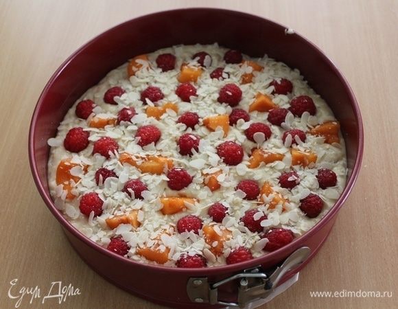 Посыпать миндальными хлопьями.