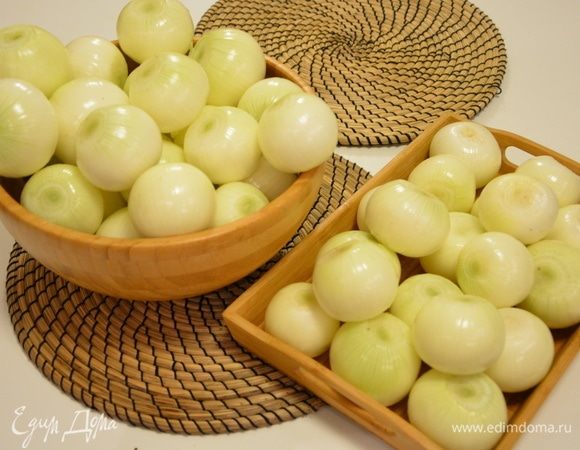 Лук почистить.