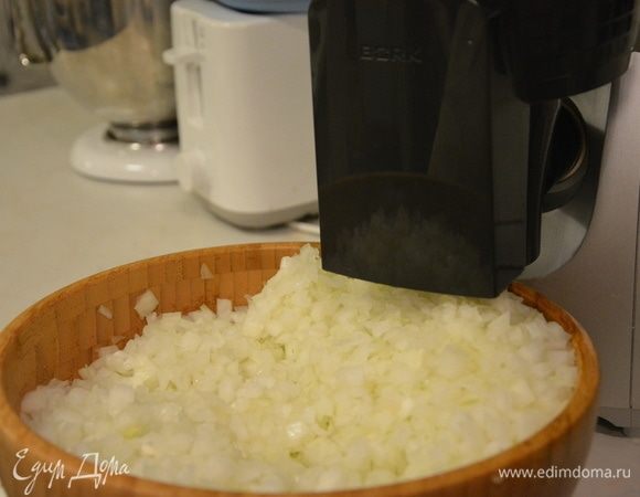 Нарезать в произвольной форме. Я воспользовалась комбайном. Эх, и наревелась я тогда от лука! :)