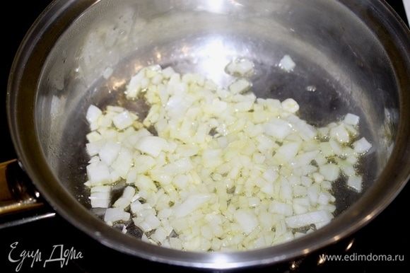 Лук и чеснок измельчить, слегка обжарить на оливковом масле в толстостенной кастрюле.