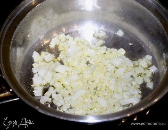 Лук и чеснок измельчить, слегка обжарить на оливковом масле в толстостенной кастрюле.